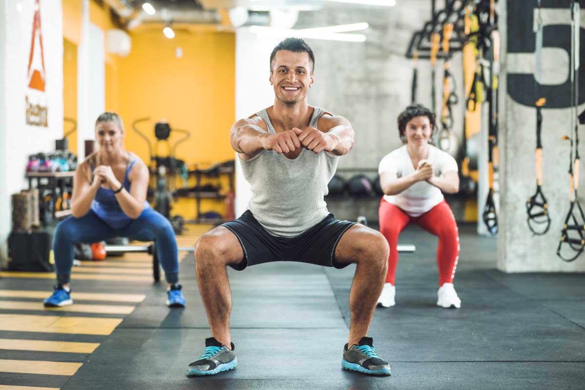 grupa ludzi w średnim wieku ćwiczy na siłowni - odwiedzaj siłownię, aby dowiedzieć się jak zacząć zdrowo żyć